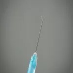 Imagem estilizada de uma agulha de Botox sendo aplicada na testa de uma pessoa, representando um procedimento estético de rejuvenescimento facial.